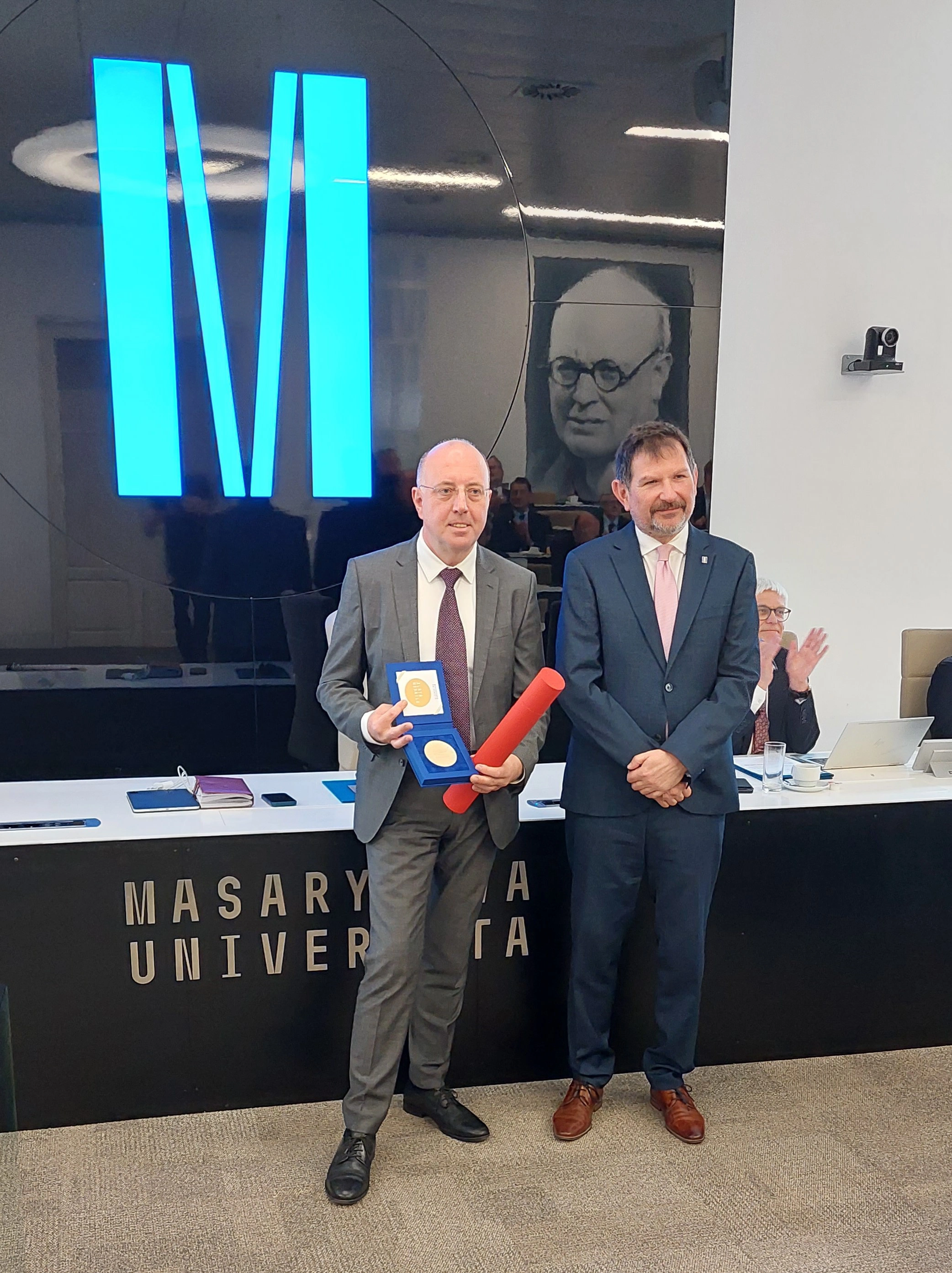  Prof. Nečas byl oceněn Zlatou medail&iacute; Masarykovy univerzity